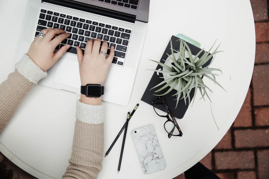 how do bloggers make money