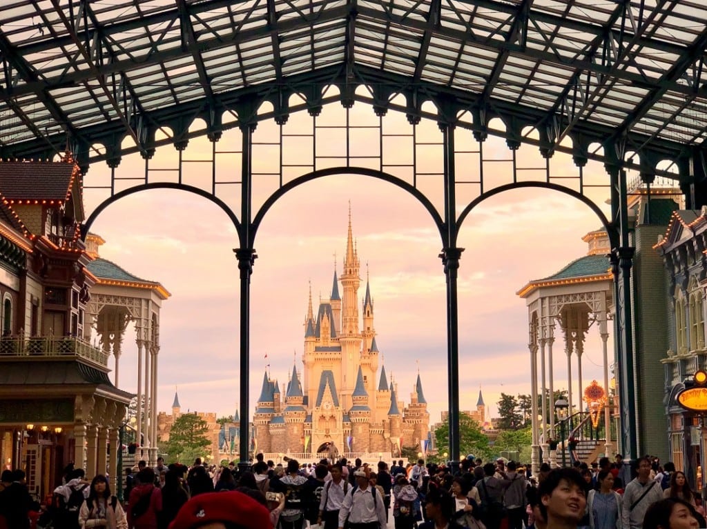 How much does it cost to go to Tokyo Disneyland