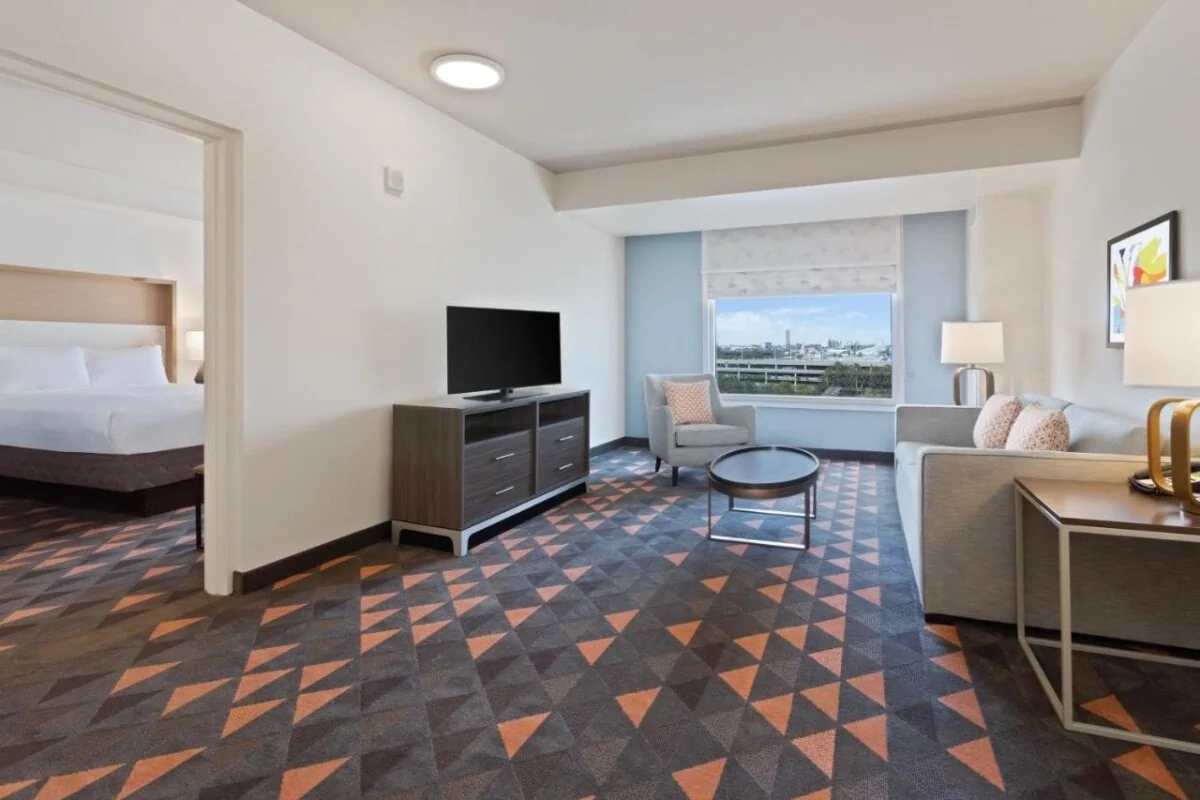 Hotels Near Universal Studios Orlando With Free Shuttle - Holiday Inn & Suites Across From Universal Orlando